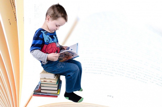 Niño estudiando