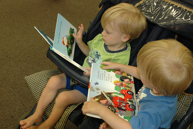 Niños leyendo