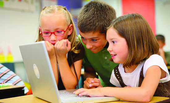 Niños estudiando con el ordenador