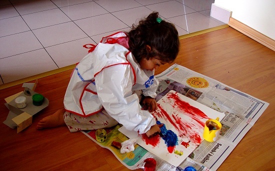 Niña pintando