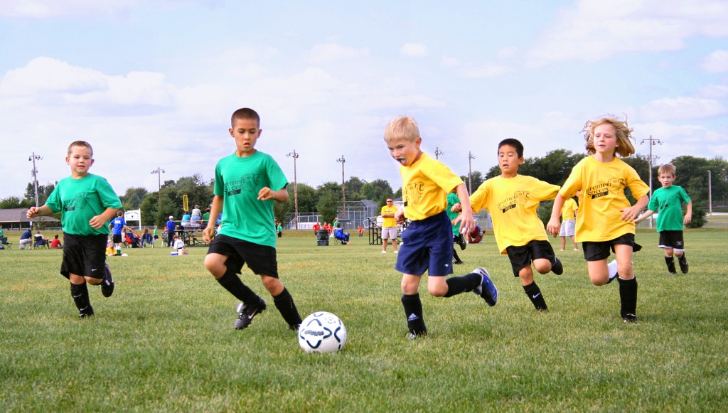 Niños jugando a futbol