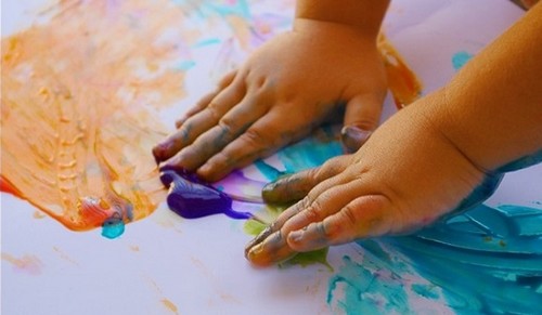 Niño-pintando-manos