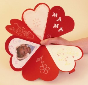 ¿Y qué te parece esta original tarjeta con forma de flor?