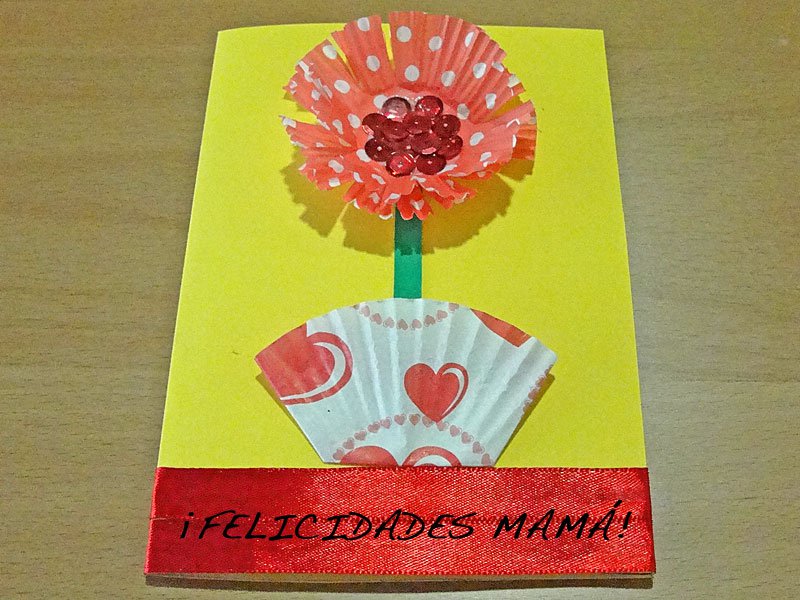 Una sencilla tarjeta del Día de la Madre que podrán hacer hasta los más pequeños de la casa. 