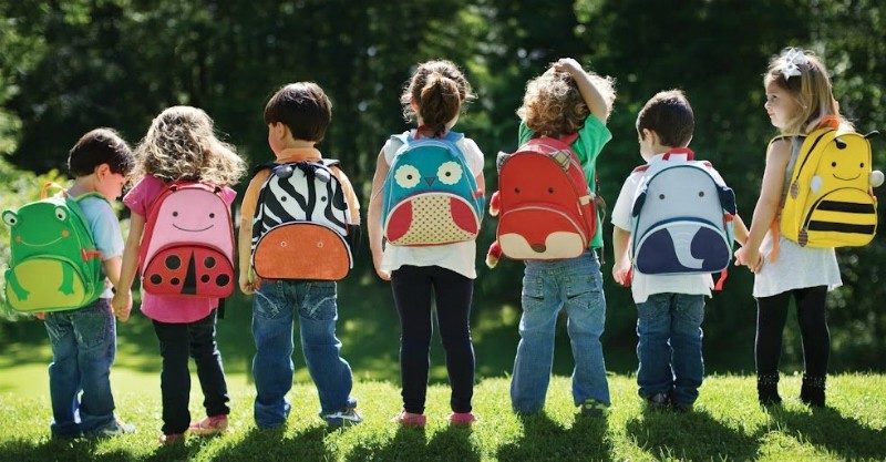 Niños con mochilas