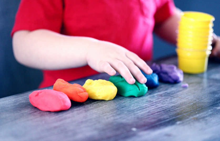 Por qué jugar con plastilina es importante para el desarrollo de los niños