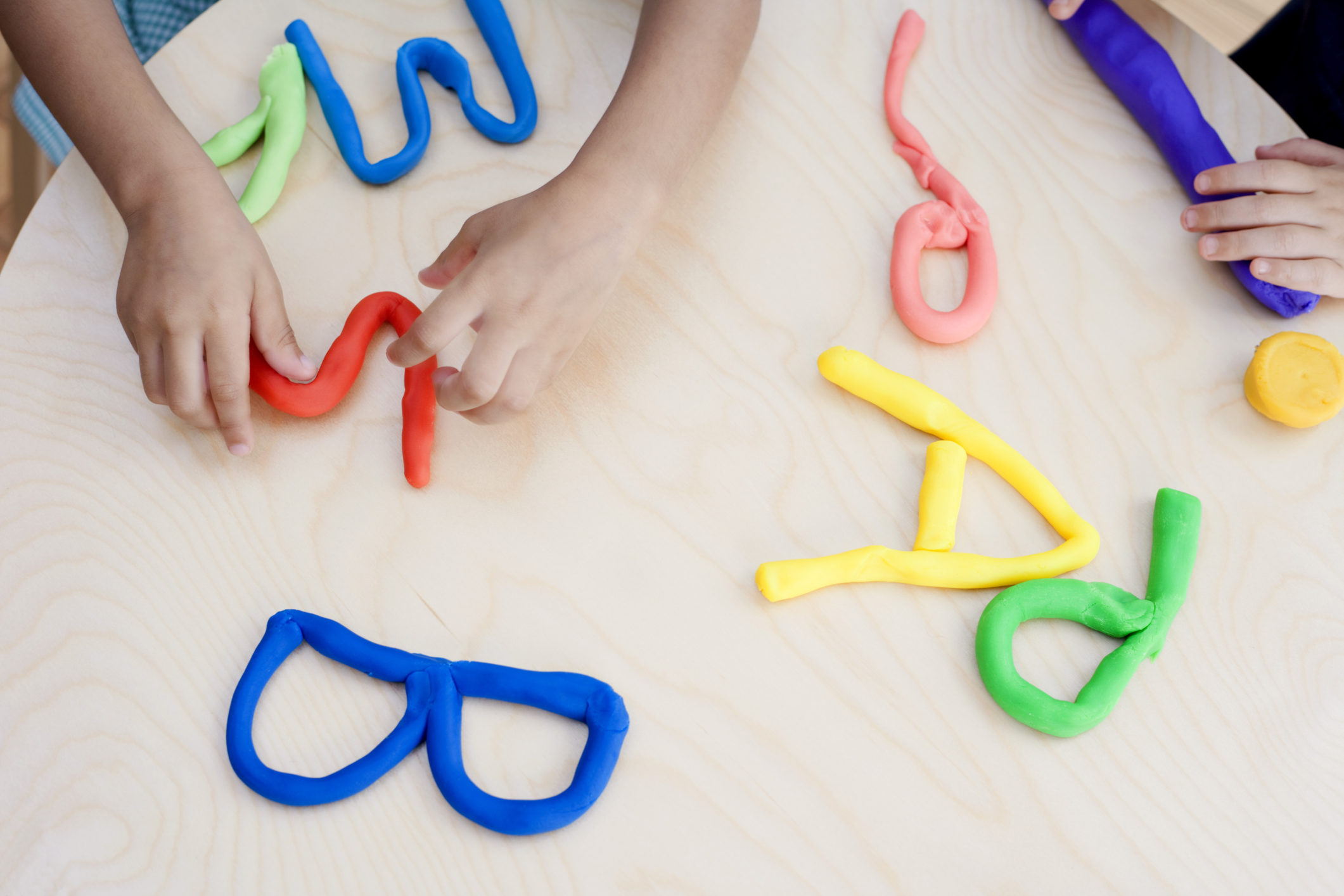 Plastilina de colores con moldes de letras